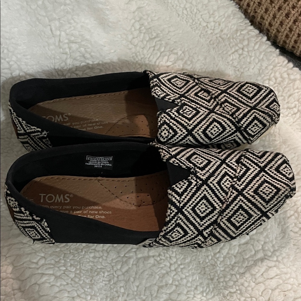 Toms woven diamond comfort flats